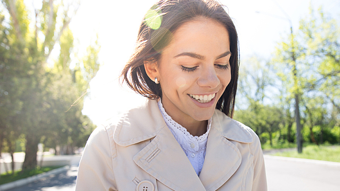 Una mujer joven sonriendo afuera